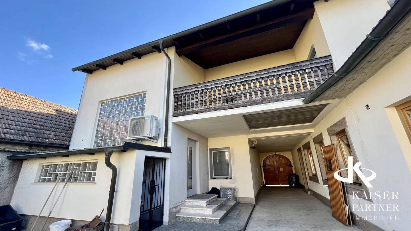 Geräumiges Familienhaus mit 3 Einheiten! Neurenovierte, moderne Wohnung, Büro, Einliegerwohnung, Garagen, Halle!