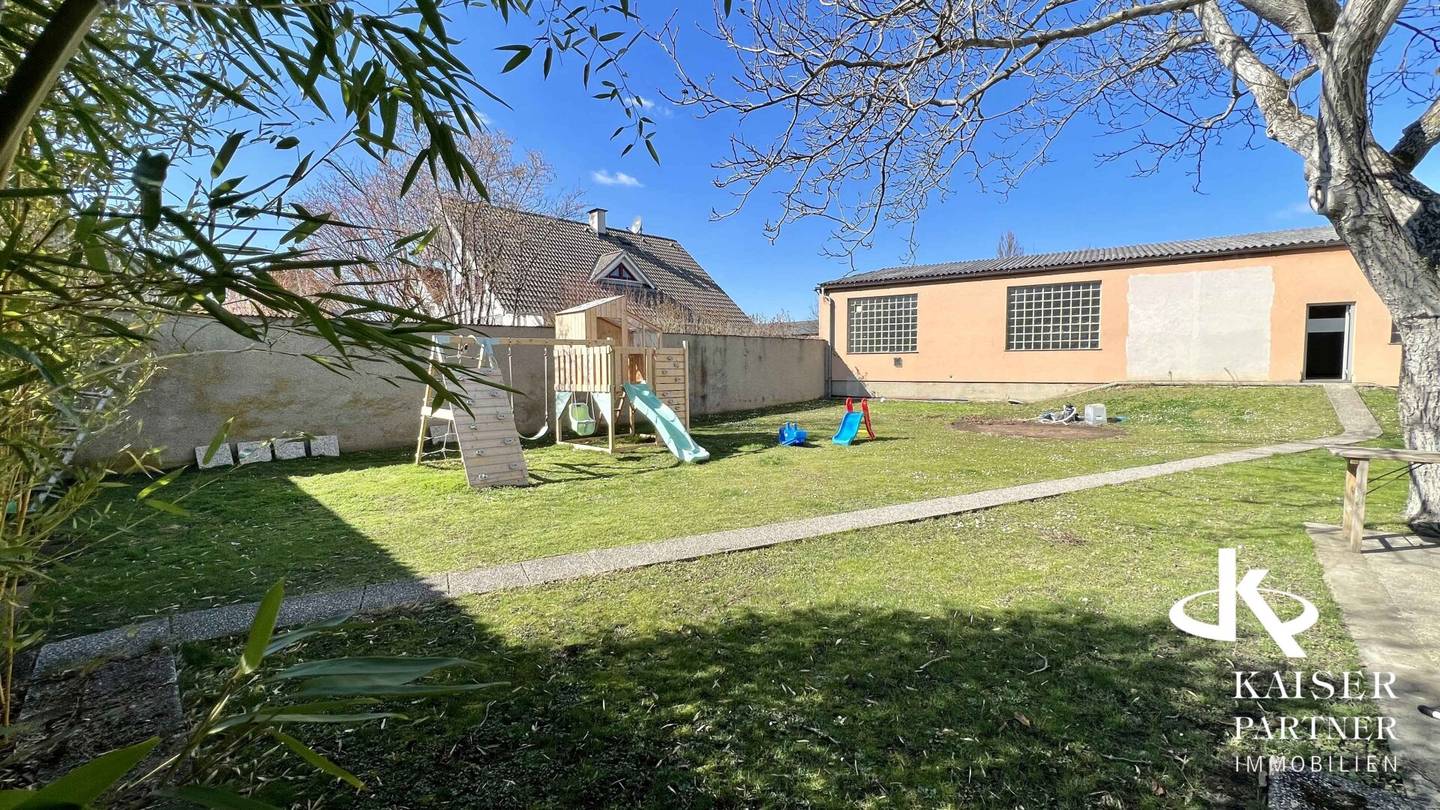 Geräumiges Familienhaus mit 3 Einheiten! Neurenovierte, moderne Wohnung, Büro, Einliegerwohnung, Garagen, Halle!