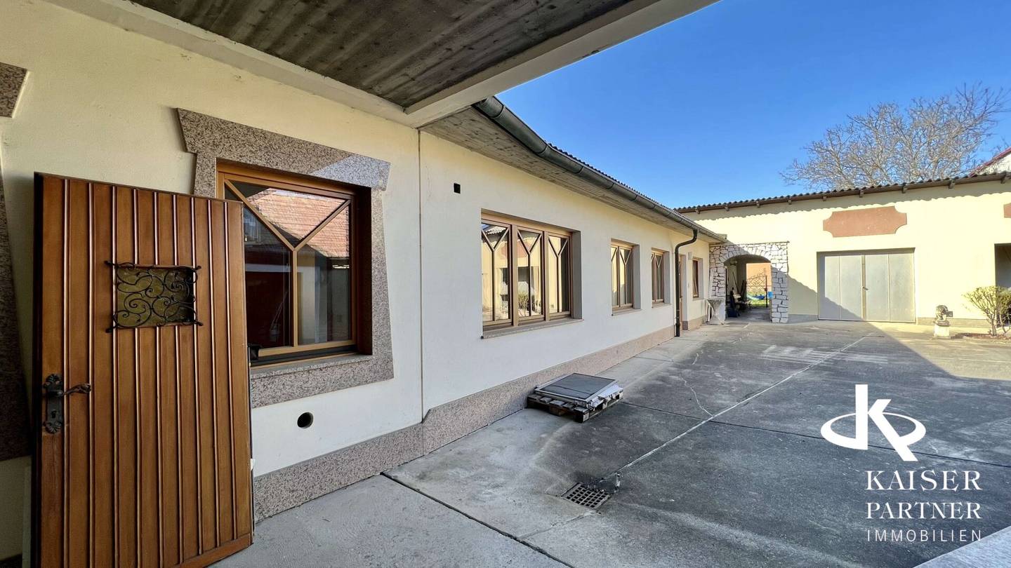 Geräumiges Familienhaus mit 3 Einheiten! Neurenovierte, moderne Wohnung, Büro, Einliegerwohnung, Garagen, Halle!