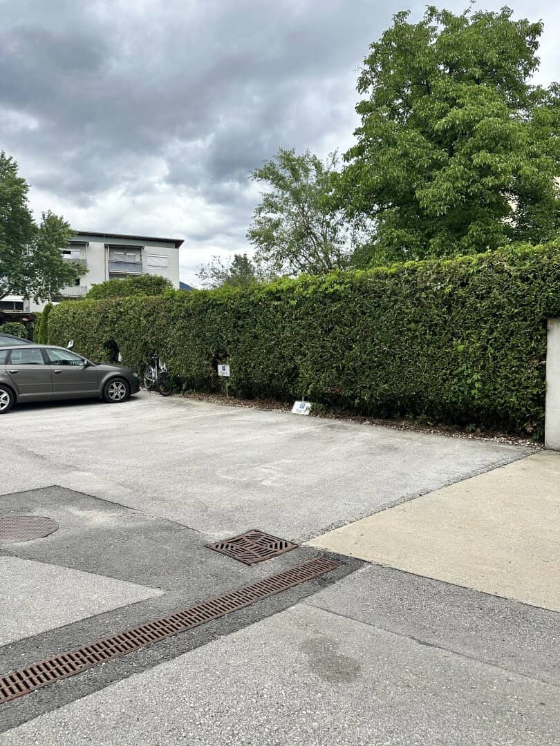 extra breiter Außenstellplatz in gefragter Wohnlage zu verkaufen– sofort verfügbar