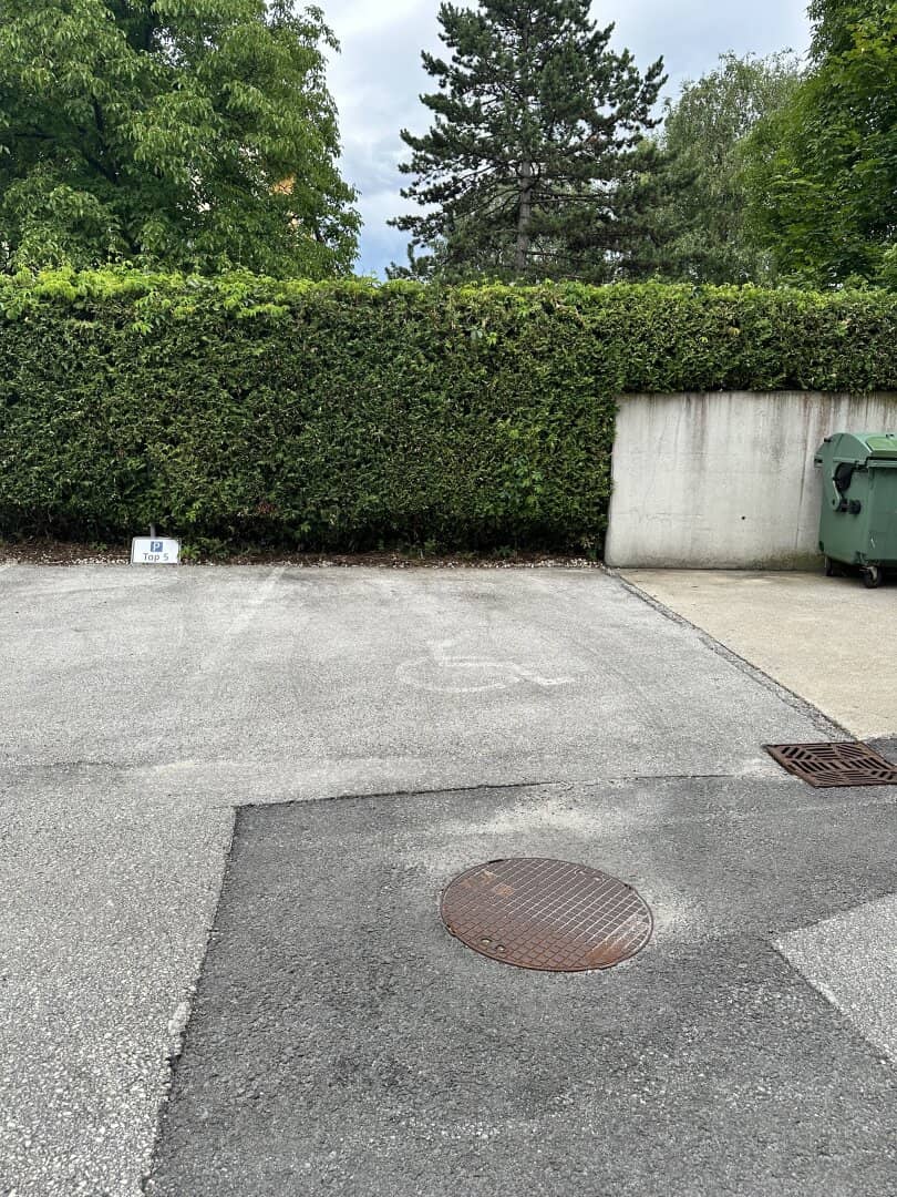 extra breiter Außenstellplatz in gefragter Wohnlage zu verkaufen– sofort verfügbar