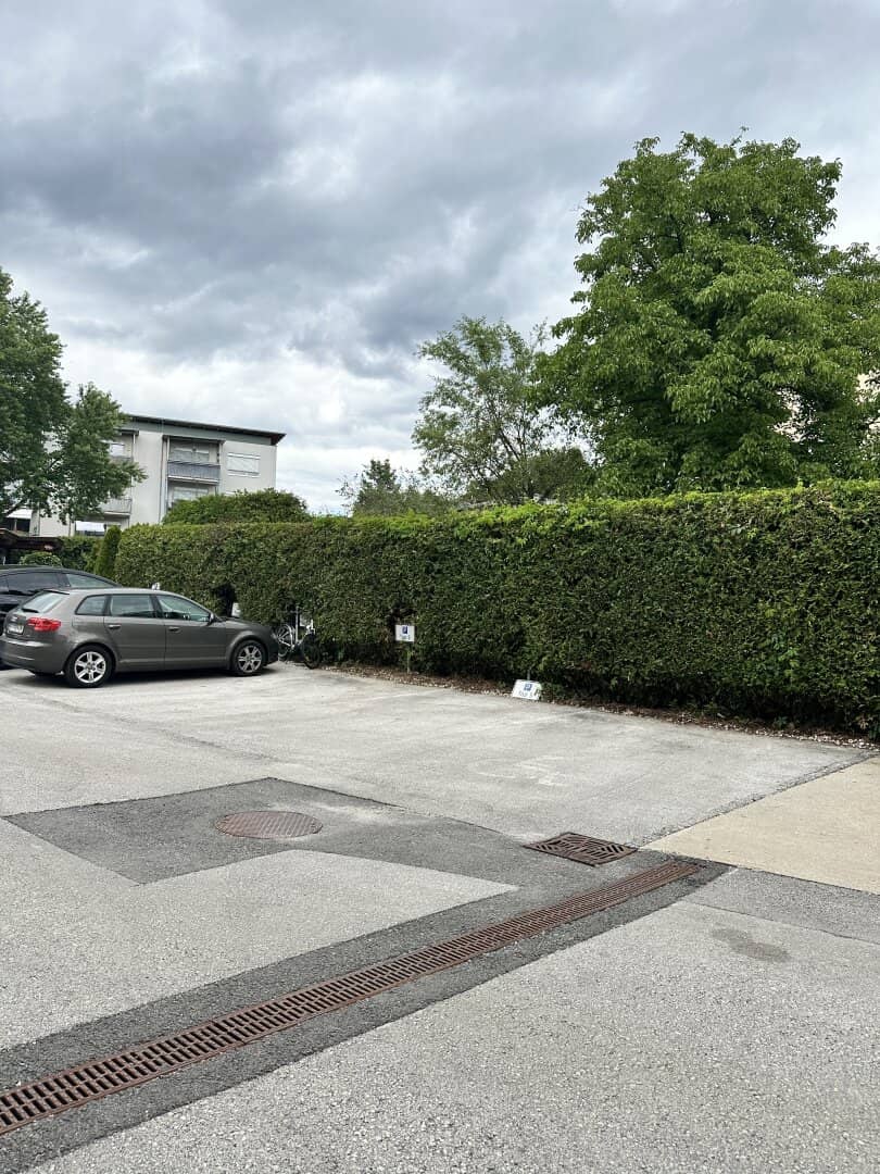 extra breiter Außenstellplatz in gefragter Wohnlage zu verkaufen– sofort verfügbar