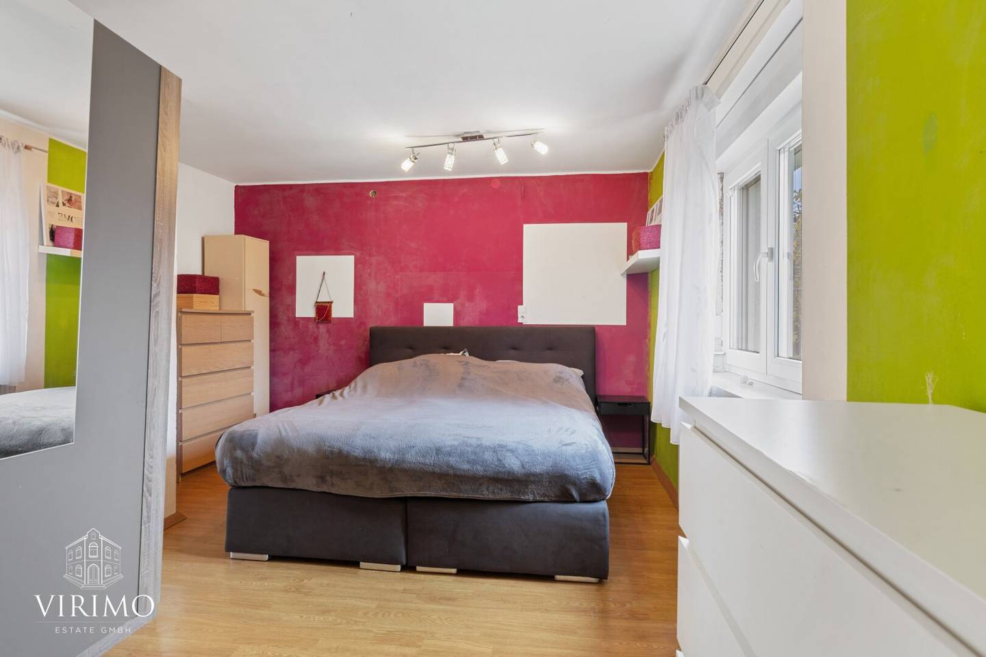 Raumwunder in Laakirchen: Großzügiges Wohnhaus mit Garten, Doppelgarage & vielseitigen Nutzungsmöglichkeiten