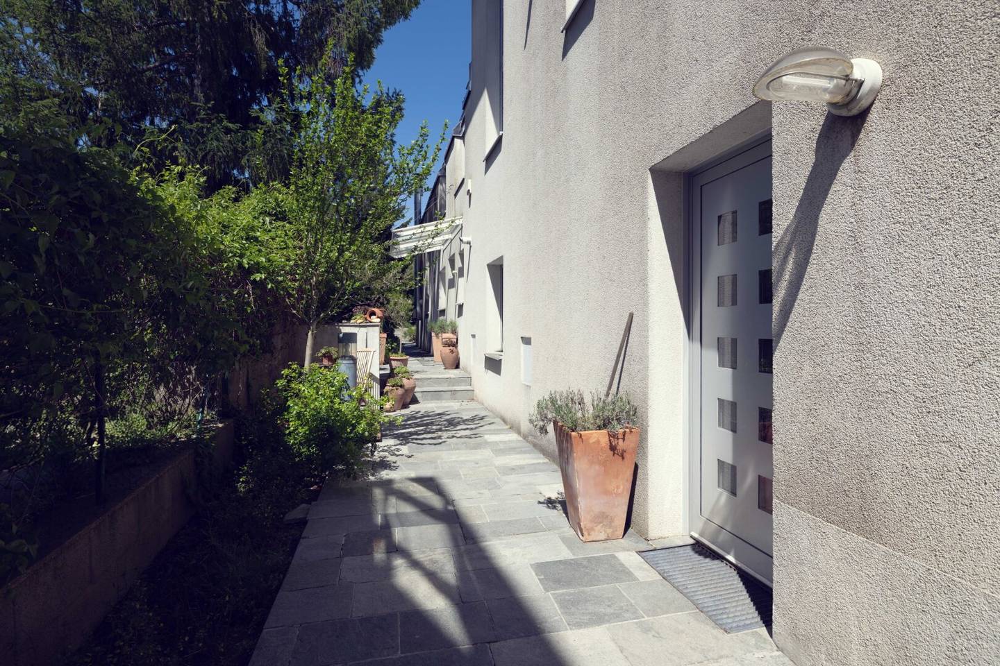 Wie im eigenen Haus: 167 m² auf zwei Ebenen + 1.000 m² Garten mit Naturpool