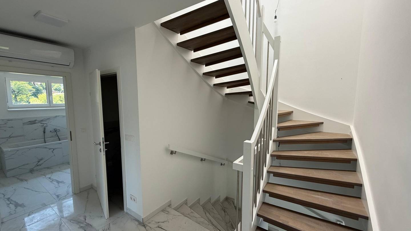 EXKLUSIVES WOHNEN MIT PANORAMABLICK - Moderne Doppelhaushälfte mit ca. 160 m² Wohnfläche • Nur 10 Minuten von Wiener Neustadt