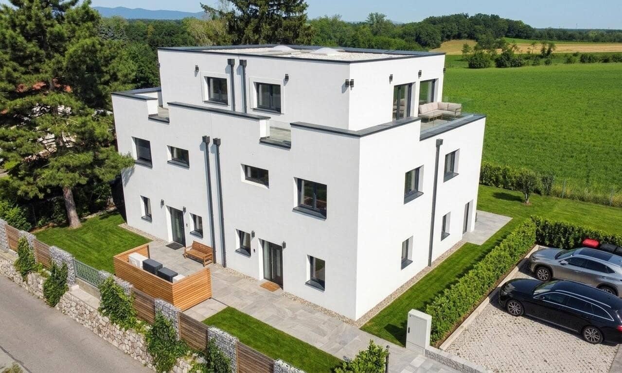 EXKLUSIVES WOHNEN MIT PANORAMABLICK - Moderne Doppelhaushälfte mit ca. 160 m² Wohnfläche • Nur 10 Minuten von Wiener Neustadt