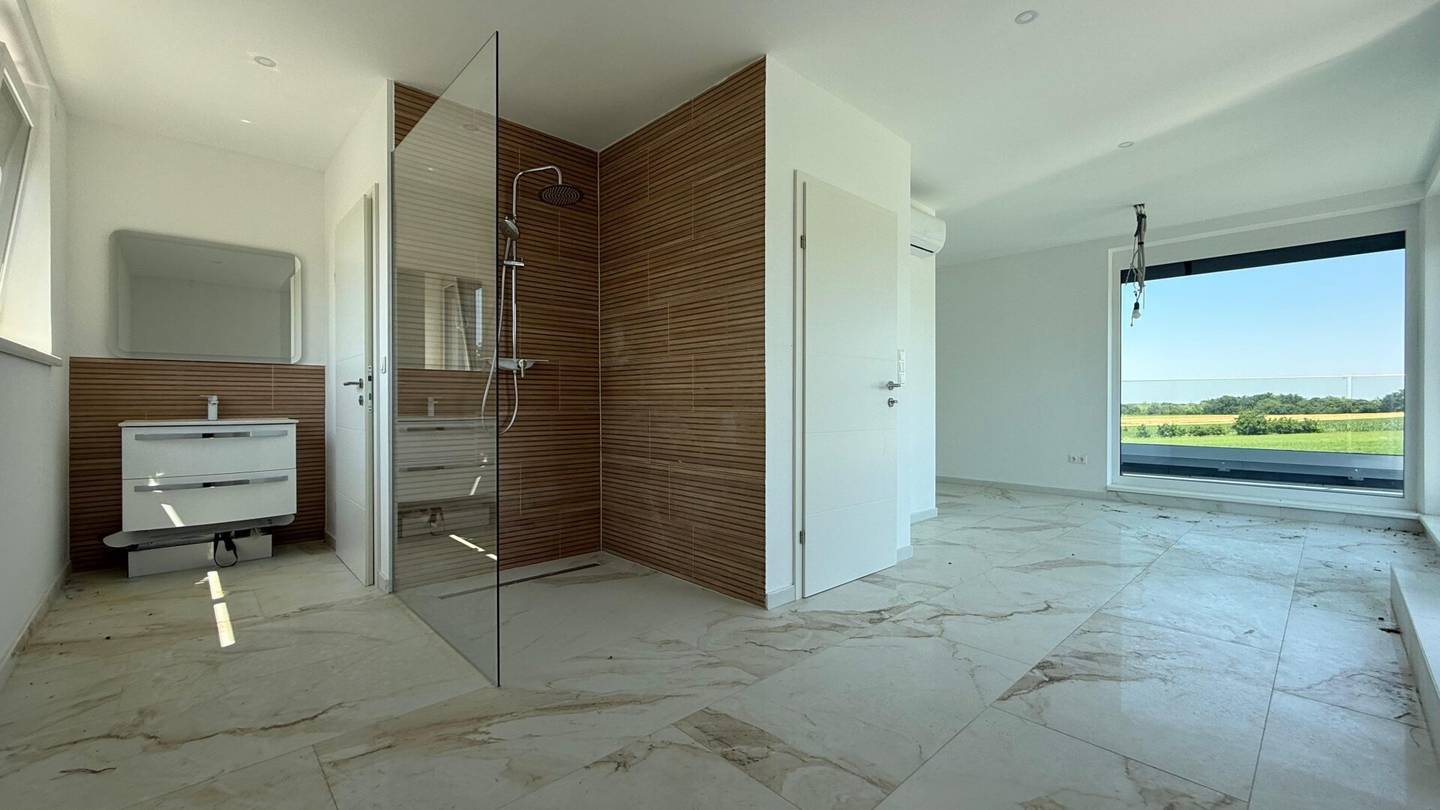 EXKLUSIVES WOHNEN MIT PANORAMABLICK - Moderne Doppelhaushälfte mit ca. 160 m² Wohnfläche • Nur 10 Minuten von Wiener Neustadt