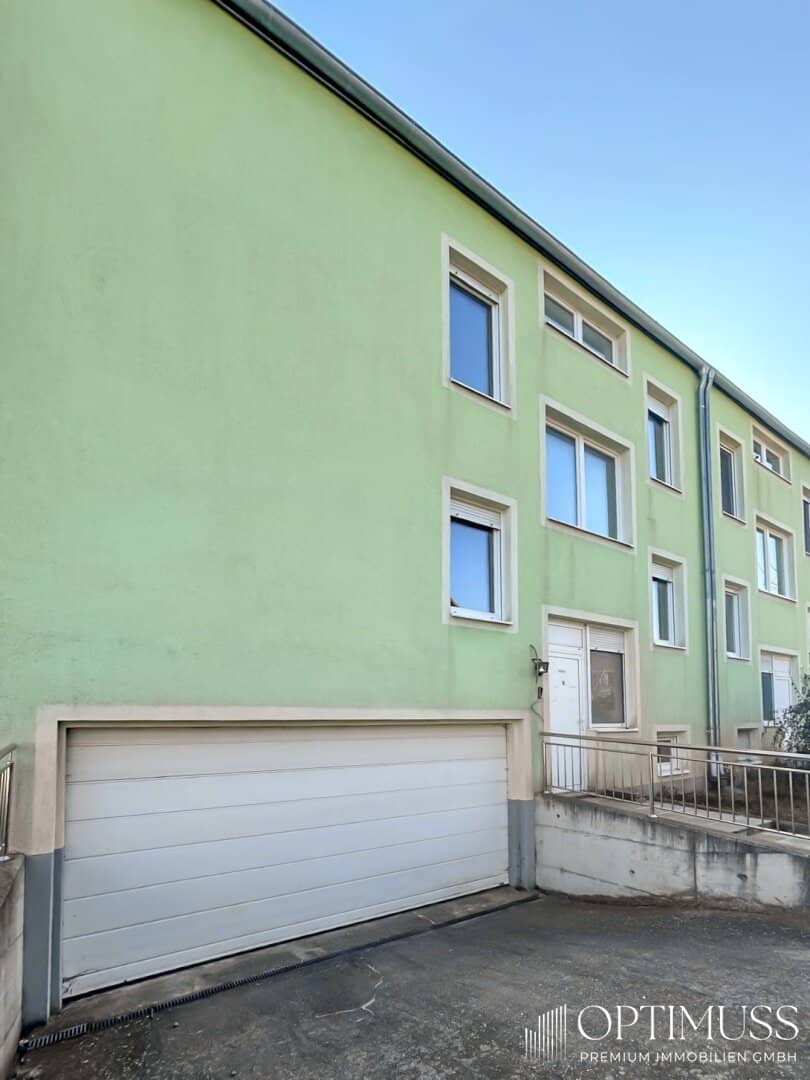 Doppelhaushälfte mit außergewöhnlichem Potenzial in ruhiger Grünlage – großzügige Raumstruktur, Terrassen und Garten!