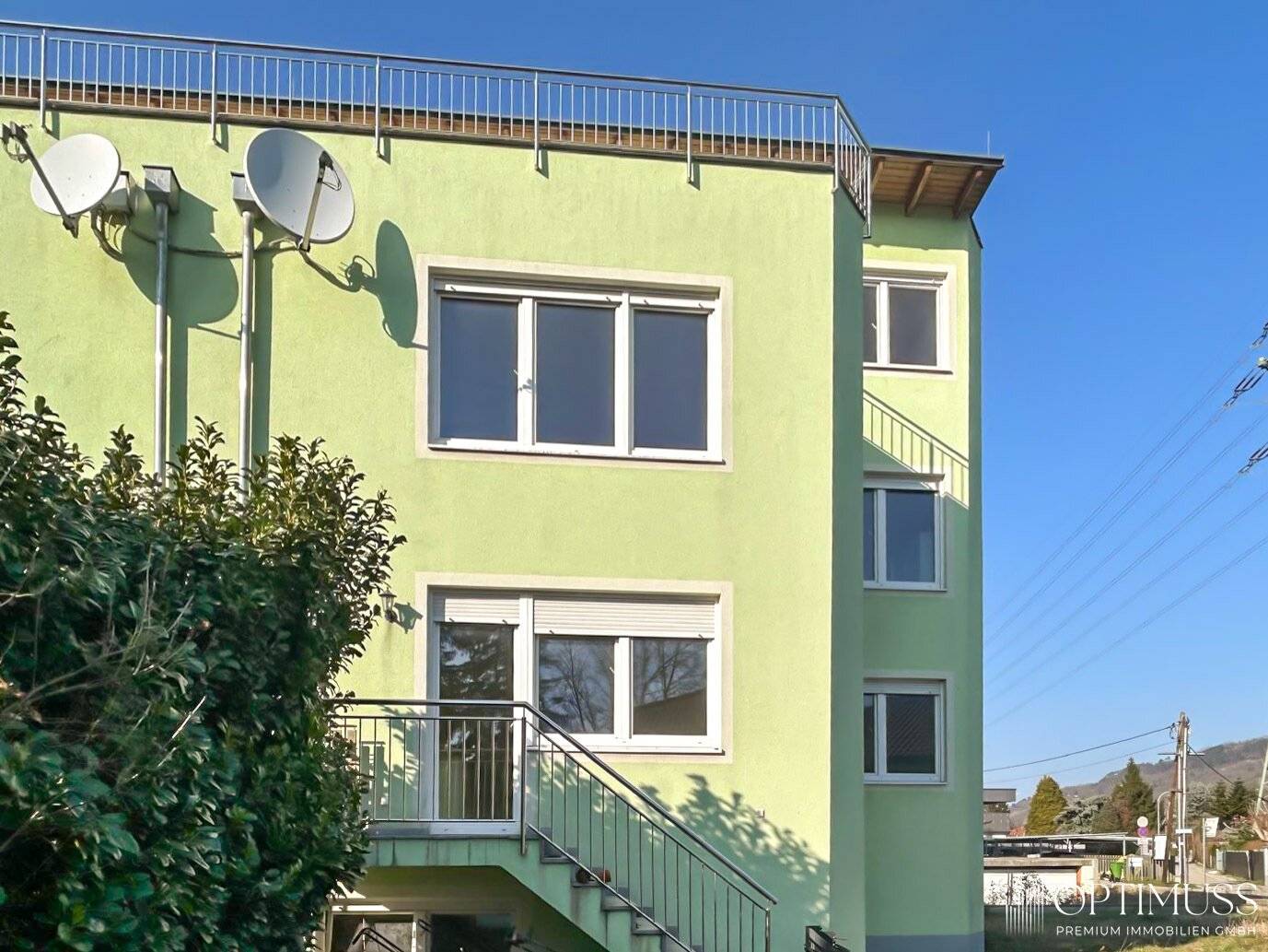 Doppelhaushälfte mit außergewöhnlichem Potenzial in ruhiger Grünlage – großzügige Raumstruktur, Terrassen und Garten!