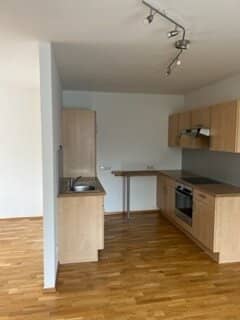 Lichtdurchflutete, sehr zentral gelegene 3 Zimmerwohnung- davon zwei Schlafzimmer, 1 Wohn-/ Essbereich mit Küchennische, Keller, Lift, mit Schlossbergblick, barrierefrei, nähe Südtirolerplatz