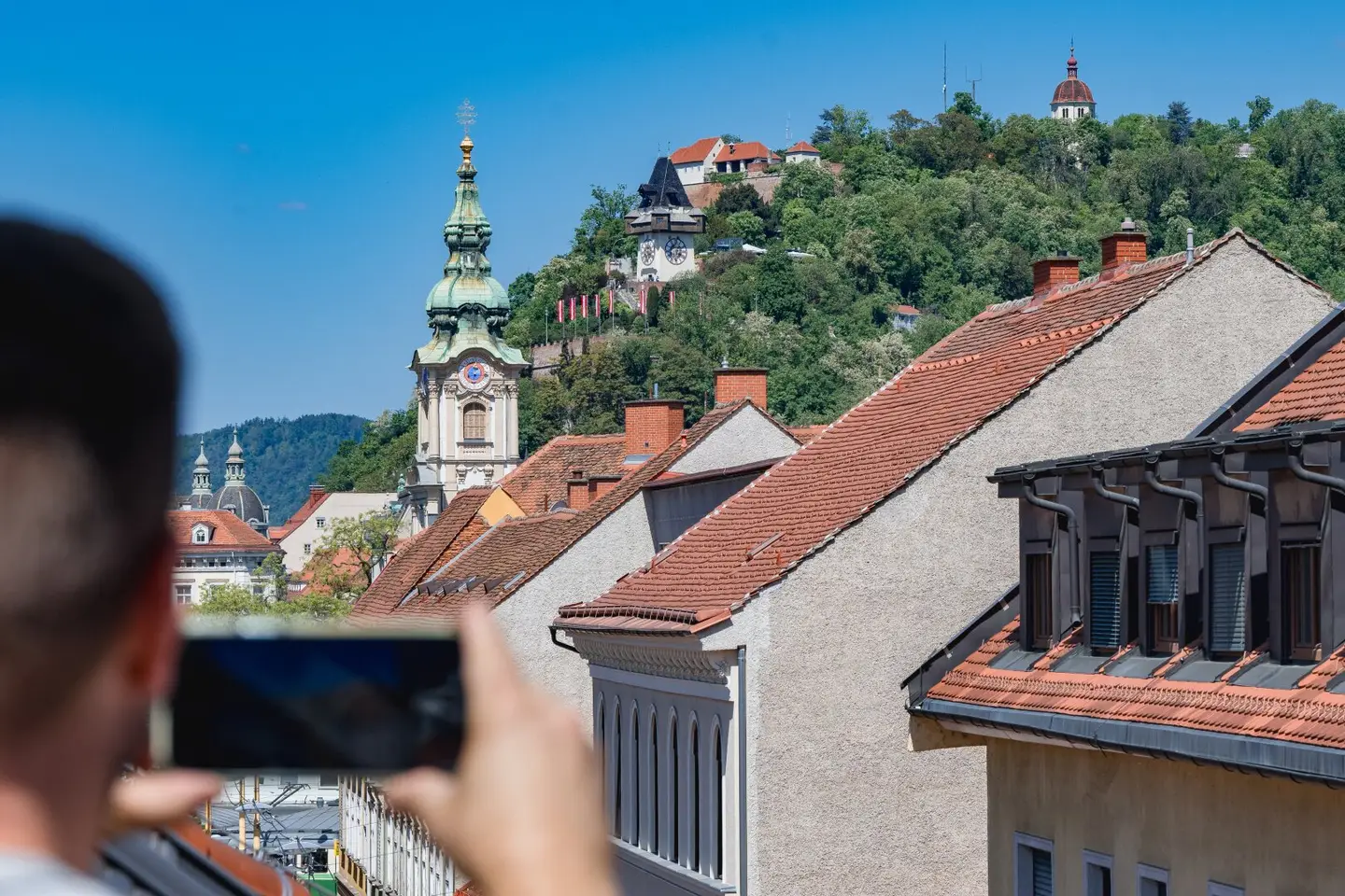 In the heart of Graz Old Town: Beautiful attic apartment with air conditioning in prime city centre location: 3 rooms, 89m², terrace cutouts are approved and planned