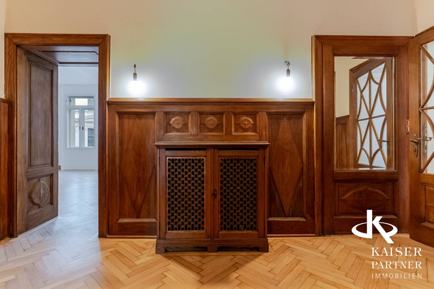 Exklusiver Stilaltbau mit 2 Balkonen im vormaligen Palais Fischer, ruhige Lage, gleich beim Karlsplatz!