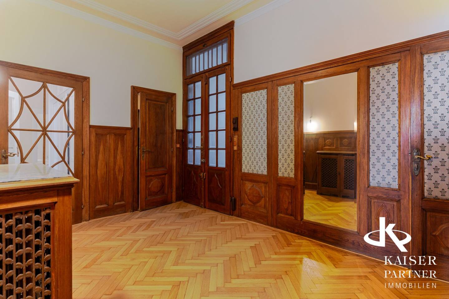 Exklusiver Stilaltbau mit 2 Balkonen im vormaligen Palais Fischer, ruhige Lage, gleich beim Karlsplatz!