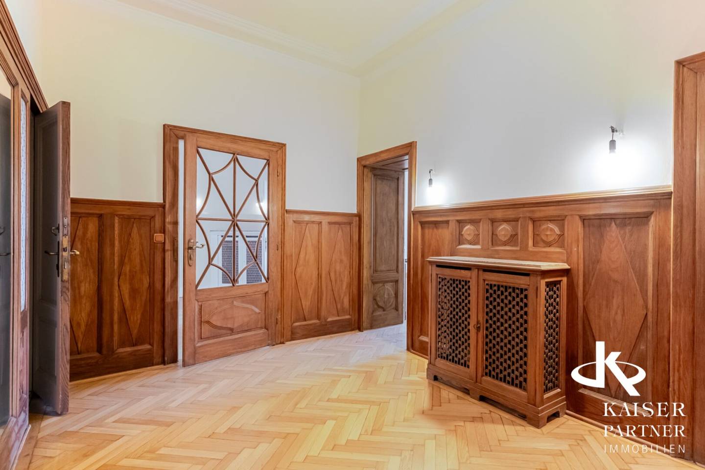 Exklusiver Stilaltbau mit 2 Balkonen im vormaligen Palais Fischer, ruhige Lage, gleich beim Karlsplatz!