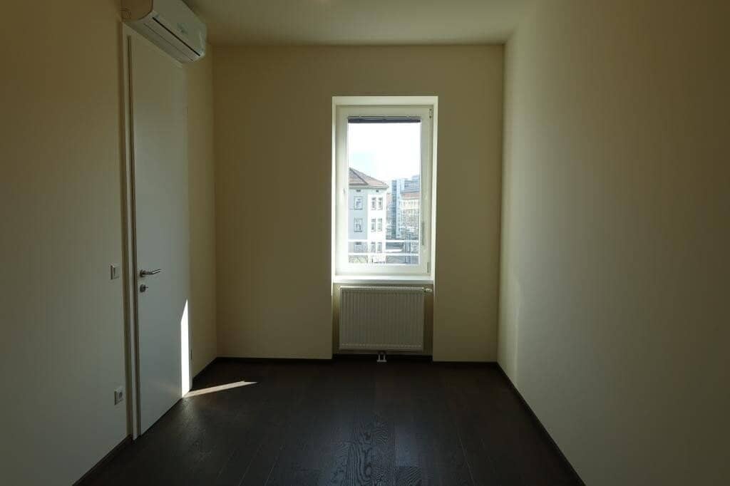 Zentrale 3-Zimmerwohnung mit Balkon! Moderne Wohnküche plus Klimaanlage mit Blick auf die Stadt.