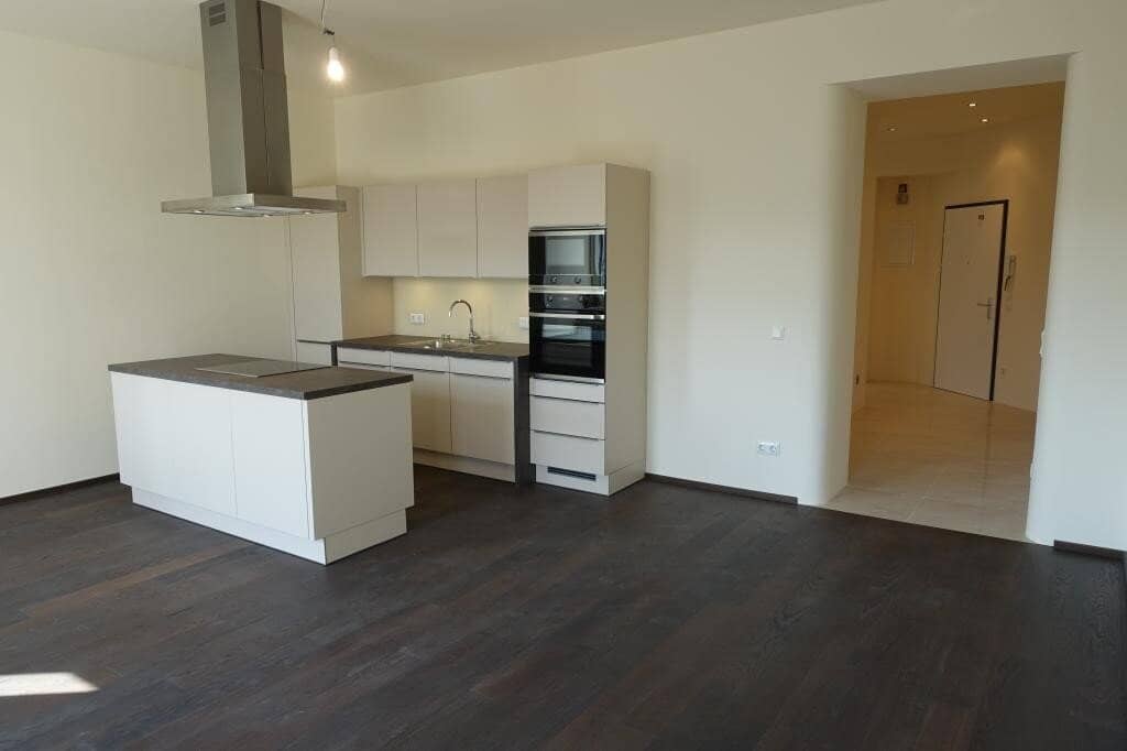 Zentrale 3-Zimmerwohnung mit Balkon! Moderne Wohnküche plus Klimaanlage mit Blick auf die Stadt.