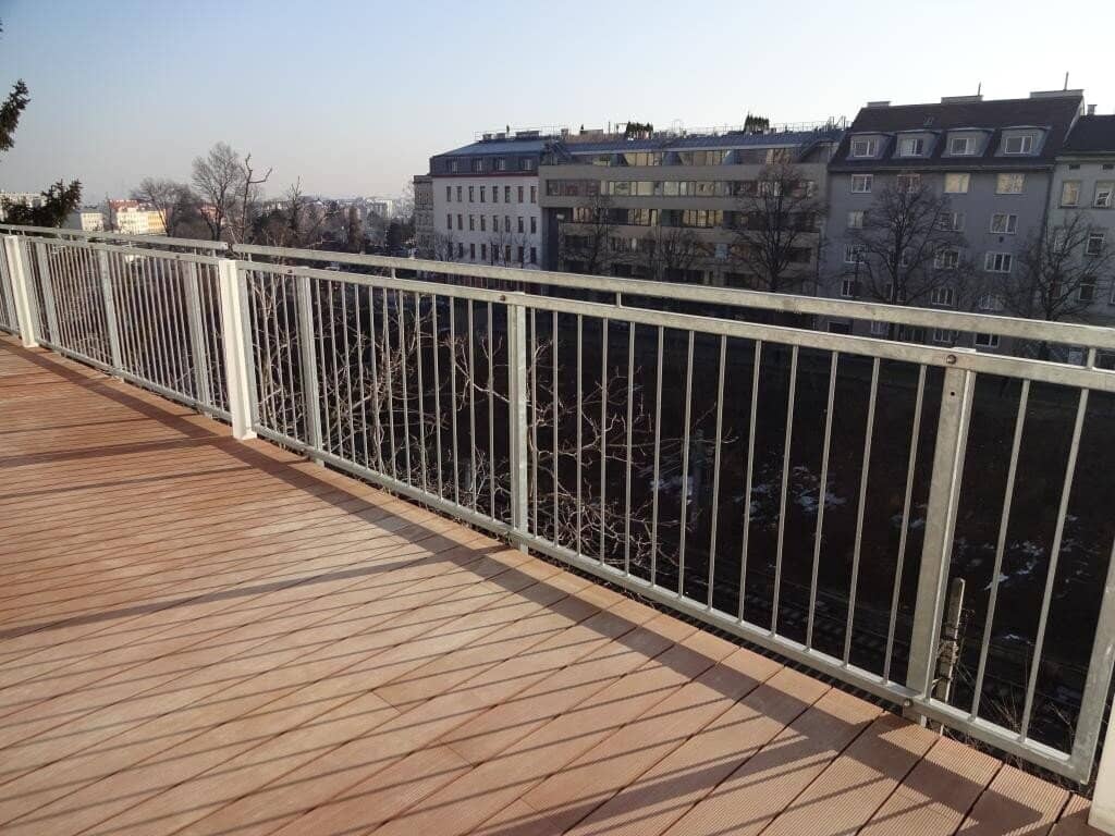 Zentrale 3-Zimmerwohnung mit Balkon! Moderne Wohnküche plus Klimaanlage mit Blick auf die Stadt.