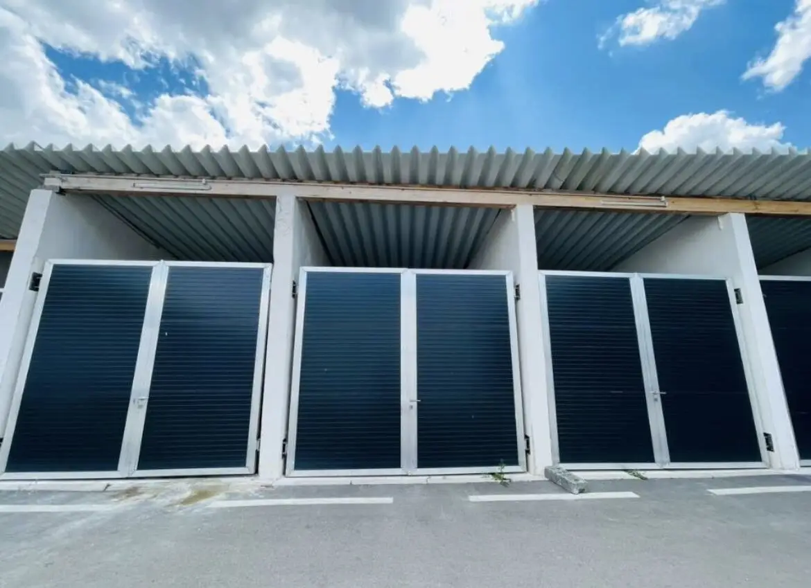 Cold hall, cold storage, parking space approx. 42 m² (XH14) COMMISSION-FREE