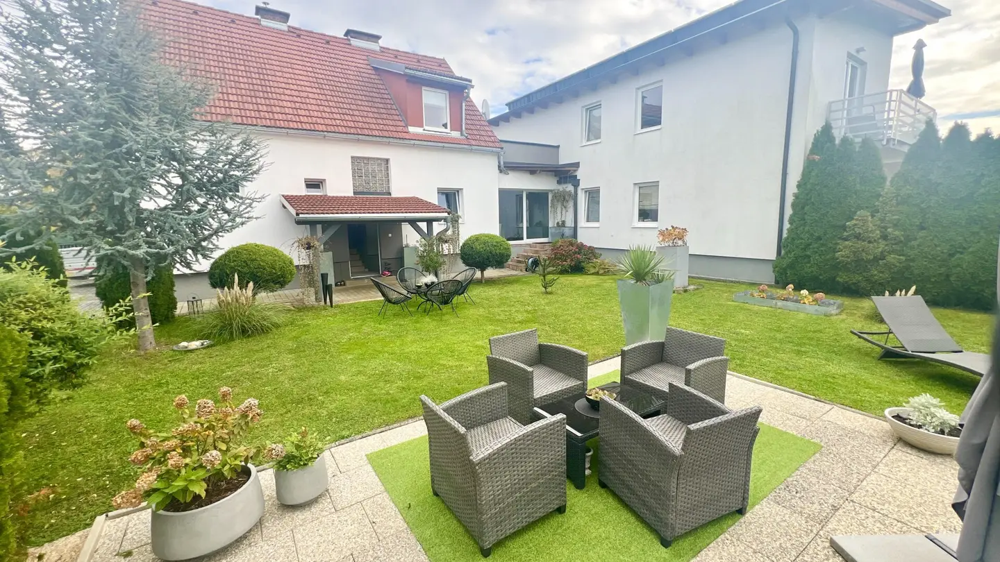 Einzigartige Kombination: Traumhaftes Einfamilienhaus mit Pool & Garten sowie Zinshaus mit 4 Wohnungen