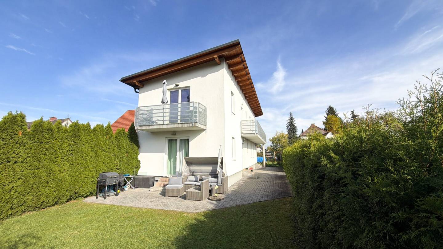 Einzigartige Kombination: Traumhaftes Einfamilienhaus mit Pool & Garten sowie Zinshaus mit 4 Wohnungen