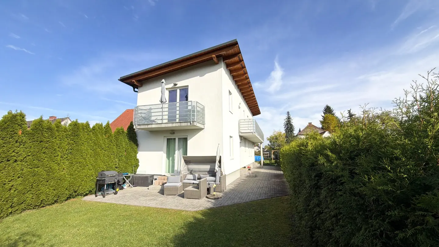 Einzigartige Kombination: Traumhaftes Einfamilienhaus mit Pool & Garten sowie Zinshaus mit 4 Wohnungen