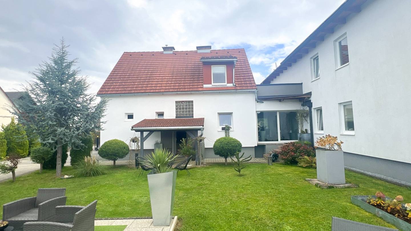 Einzigartige Kombination: Traumhaftes Einfamilienhaus mit Pool & Garten sowie Zinshaus mit 4 Wohnungen