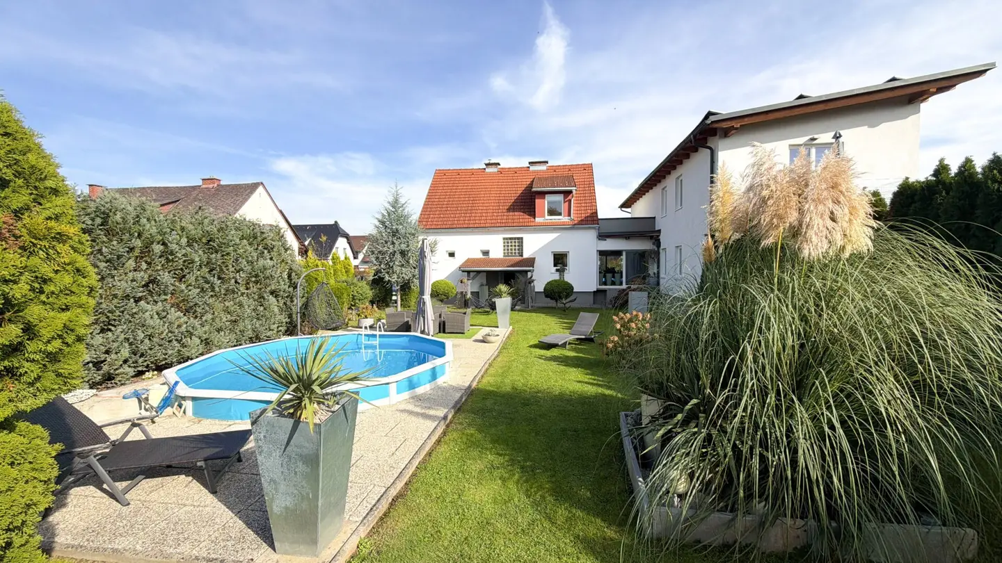 Einzigartige Kombination: Traumhaftes Einfamilienhaus mit Pool & Garten sowie Zinshaus mit 4 Wohnungen