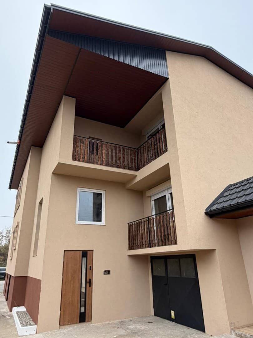 Frisch renoviertes Zweifamilienhaus in Straß