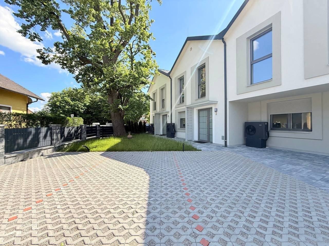 ERSTBEZUG-REIHENHAUS mit Eigengarten und 2 Parkplätze – modernes Wohnen auf höchstem Niveau
