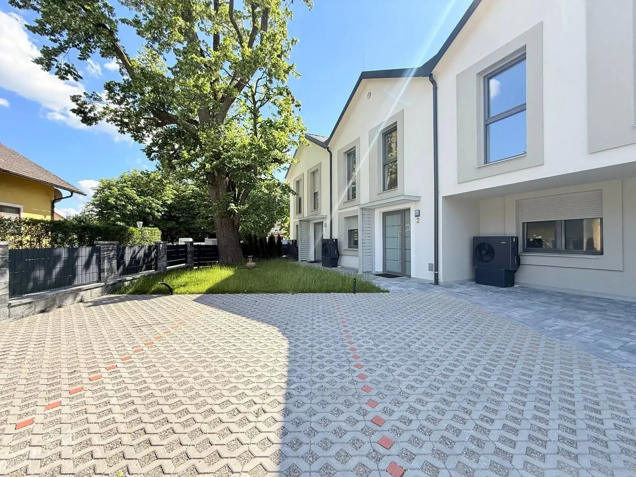 ERSTBEZUG-REIHENHAUS mit Eigengarten und 2 Parkplätze – modernes Wohnen auf höchstem Niveau