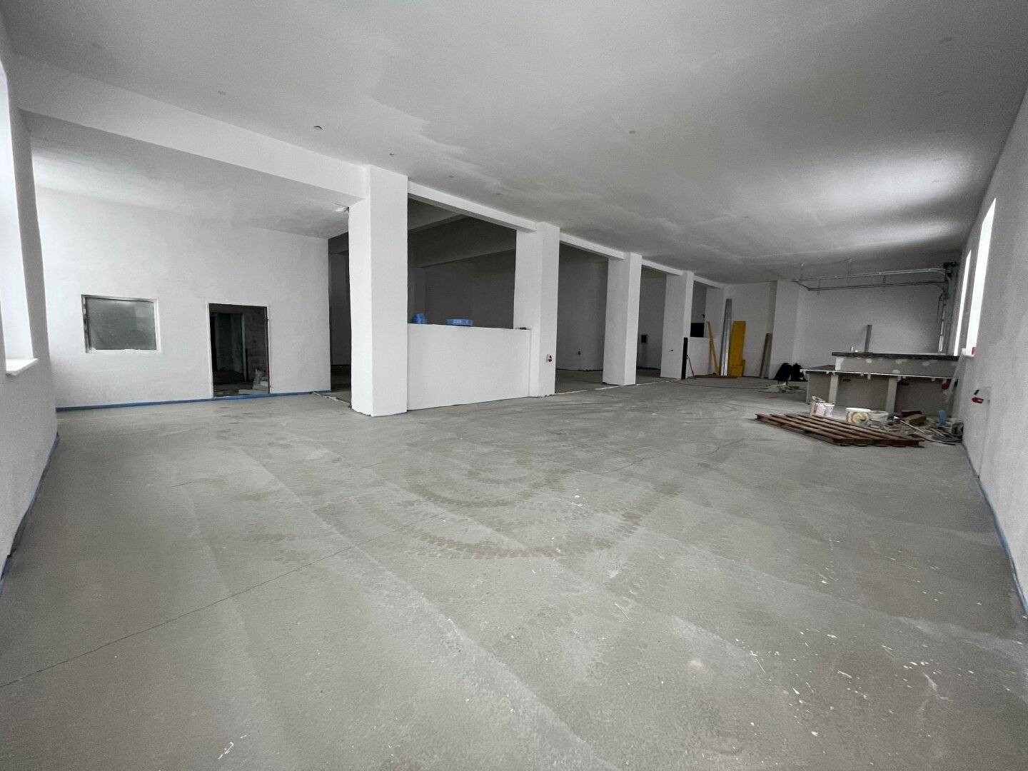 Helle PROVISIONSFREIE Gewerbehalle mit Verkaufsraumcharakter in 2601 Sollenau bald zu vermieten