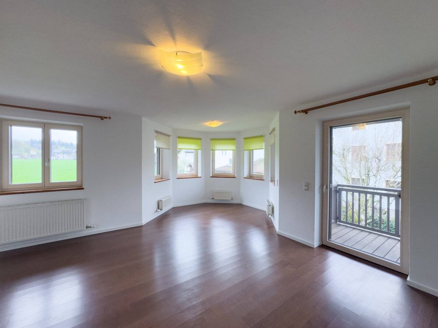 GROSSZÜGIGE 3,5-ZIMMERWOHNUNG  MIT TERRASSE
