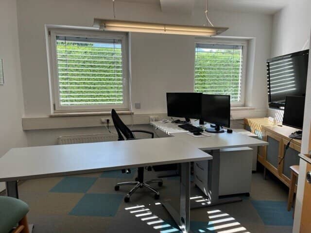 Bis zu 4 Büroplätze in Gemeinschaftsbüro mit IT-Firma zu vermieten (abgeschlossen oder als Coworking)