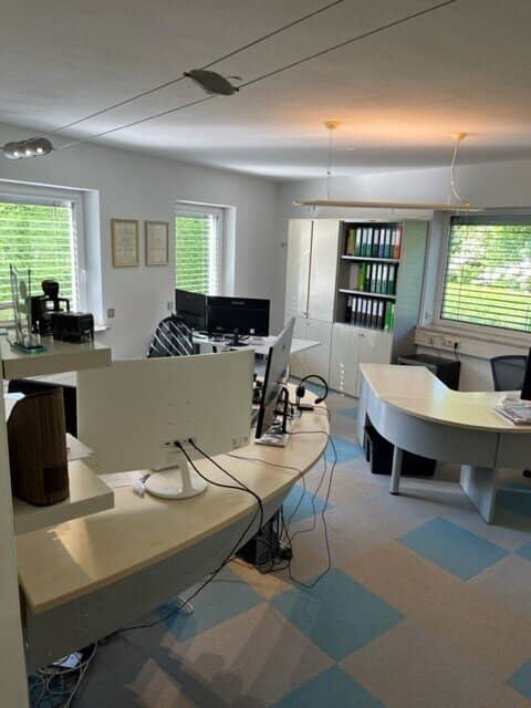 Bis zu 4 Büroplätze in Gemeinschaftsbüro mit IT-Firma zu vermieten (abgeschlossen oder als Coworking)