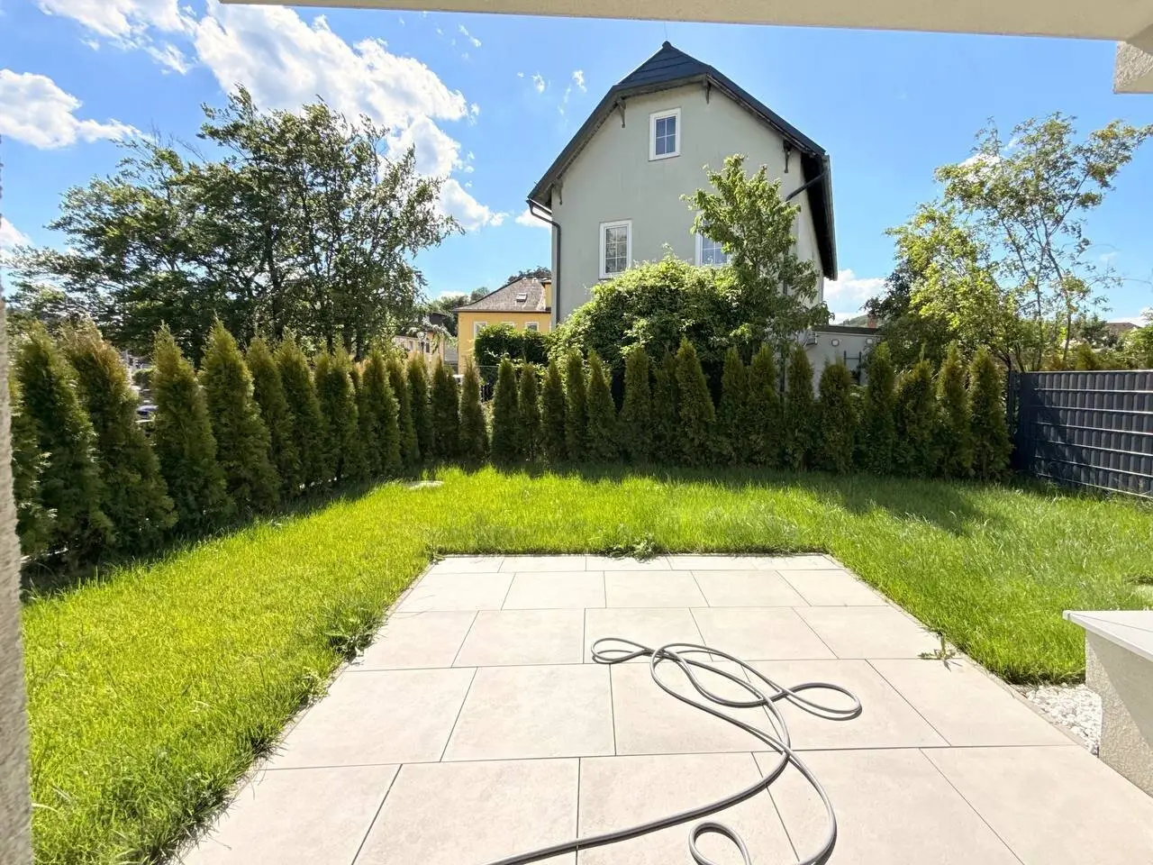 ERSTBEZUG-REIHENHAUS mit Eigengarten und 2 Parkplätze – modernes Wohnen auf höchstem Niveau