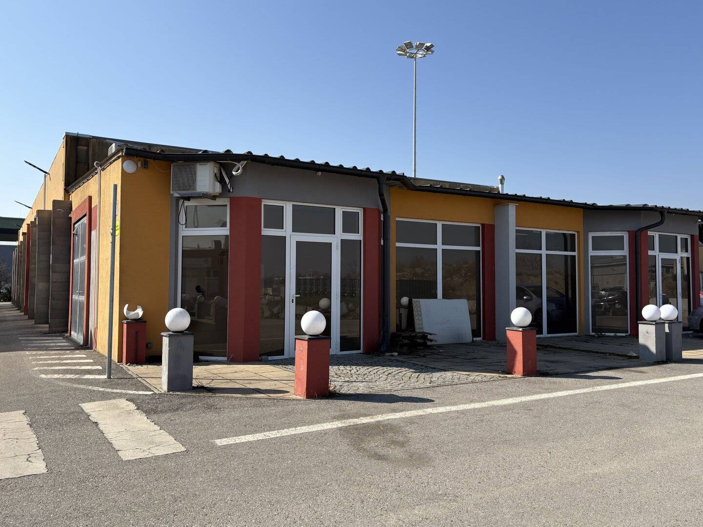 Sehr schöne, sonnige Halle, Lager, Werkstatt mitten in Areal200 in Sollenau SR3 PROVISIONSFREI!!!