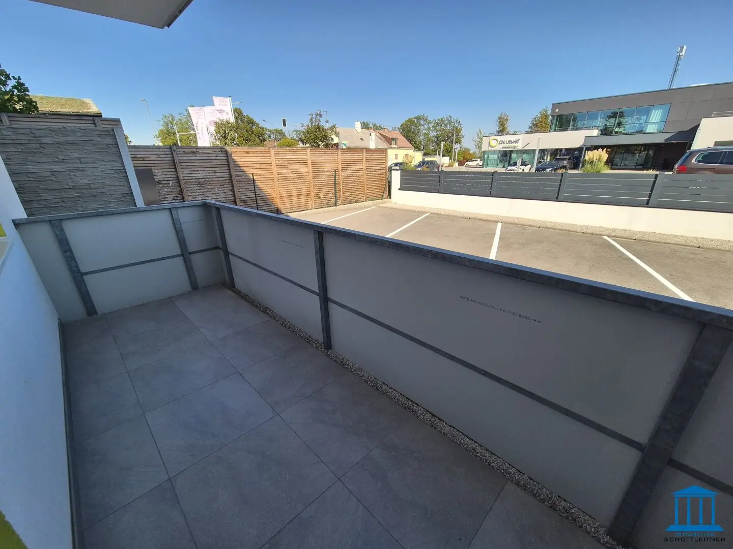 Terrassen-Wohnung im Erdgeschoss mit Einbauküche und bis zu zwei PKW-Abstellplätzen / Top 1