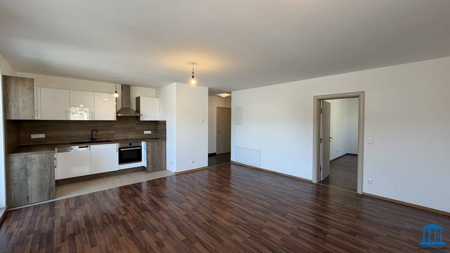Terrassen-Wohnung im Erdgeschoss mit Einbauküche und bis zu zwei PKW-Abstellplätzen / Top 1