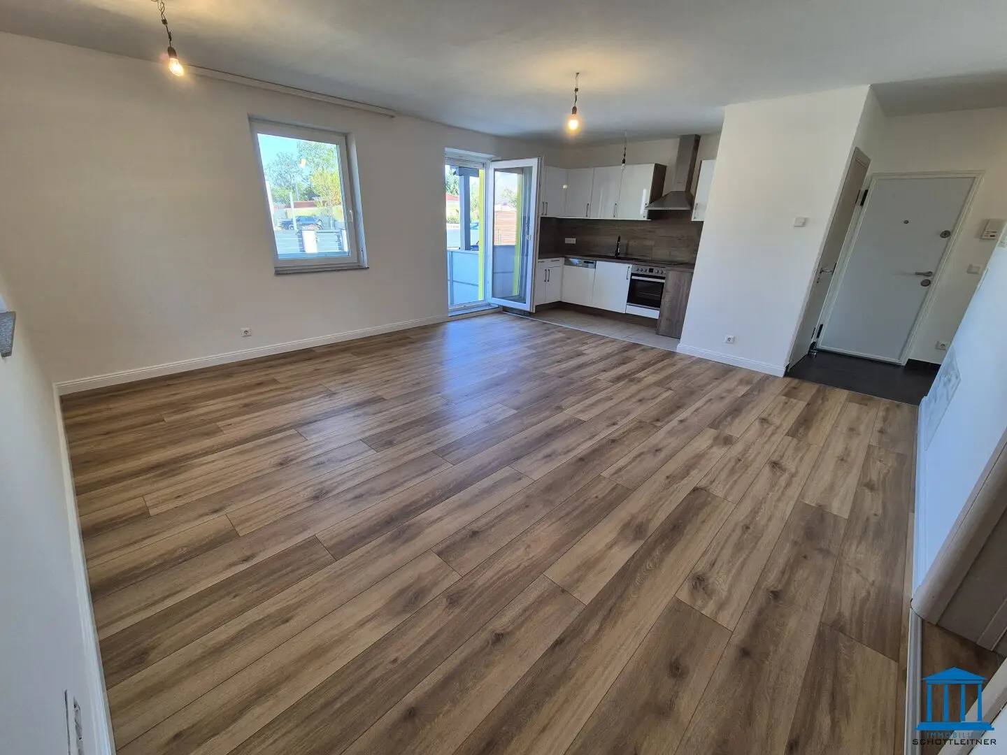 Terrassen-Wohnung im Erdgeschoss mit Einbauküche und bis zu zwei PKW-Abstellplätzen / Top 1