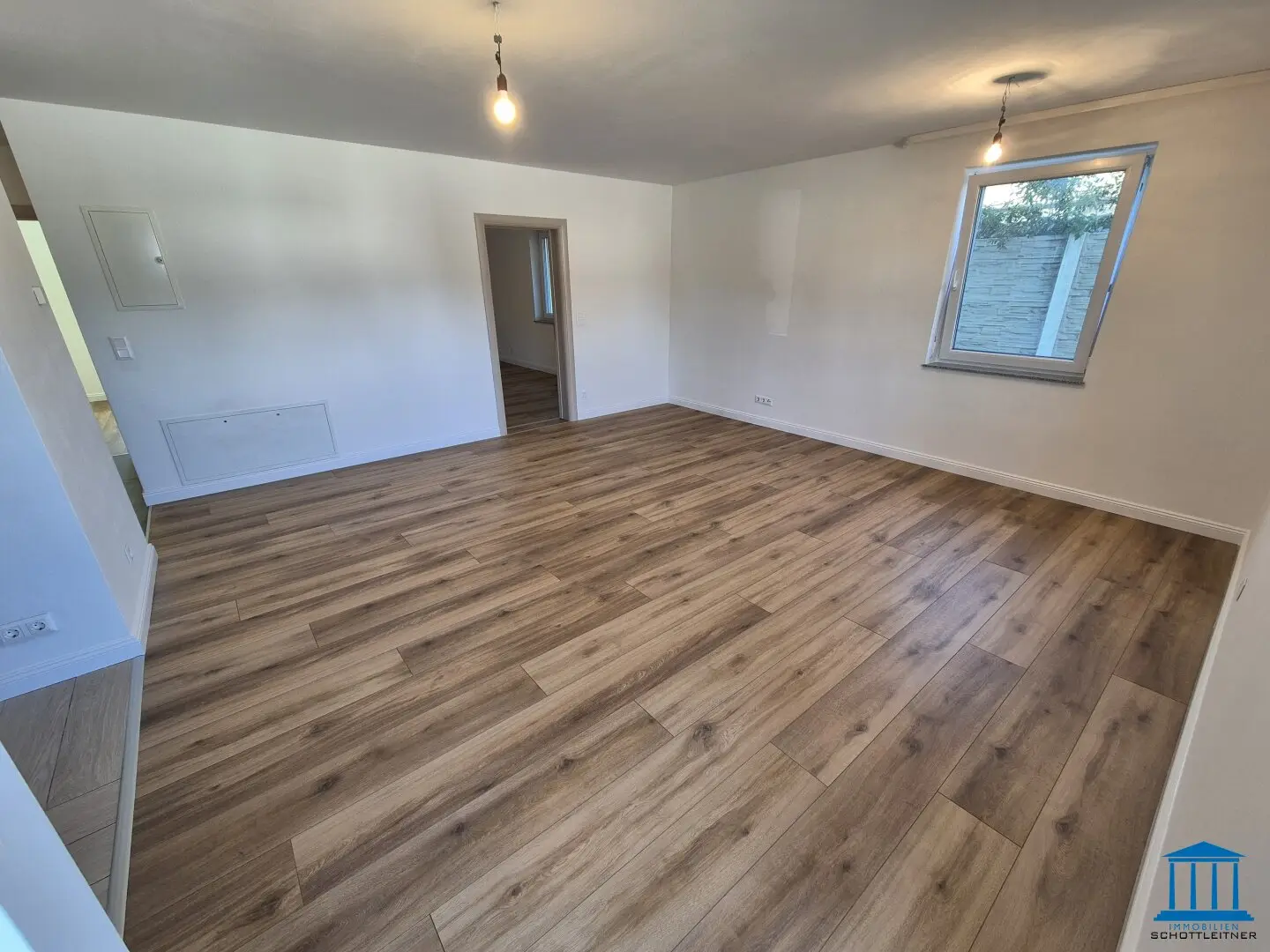 Terrassen-Wohnung im Erdgeschoss mit Einbauküche und bis zu zwei PKW-Abstellplätzen / Top 1