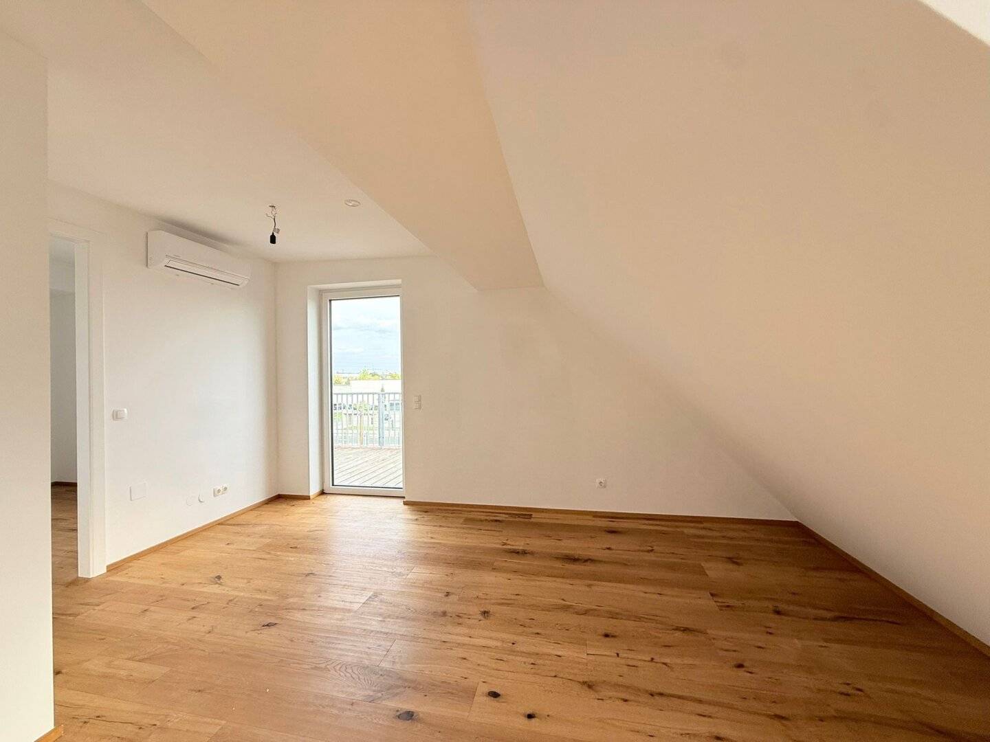 Perfektastraße-Lemböckgasse! Dachgeschosswohnung zzgl. 7,90 m² Terrasse nähe U-Bahnlinie!