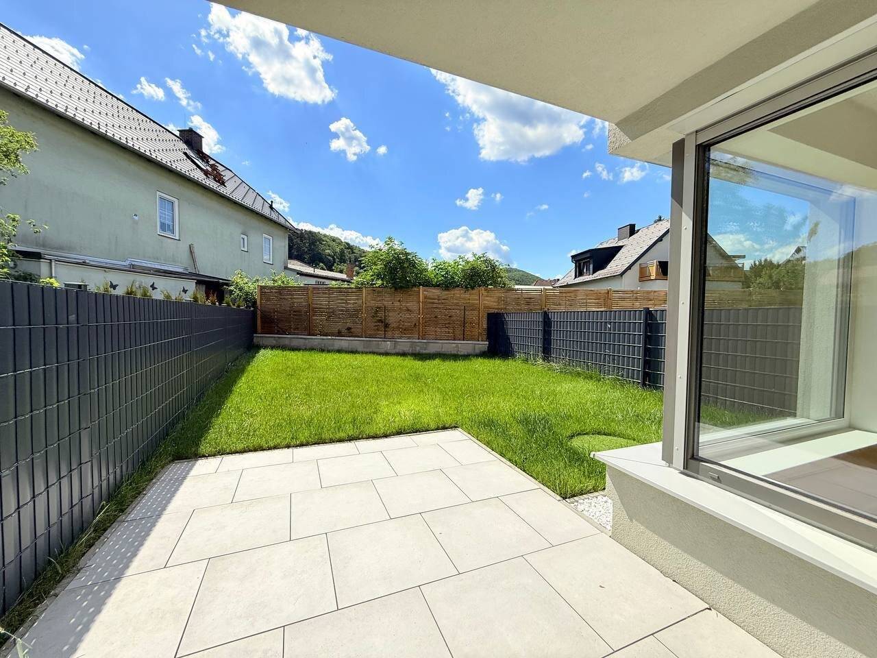 ERSTBEZUG-REIHENHAUS mit Eigengarten und 2 Parkplätze – modernes Wohnen auf höchstem Niveau