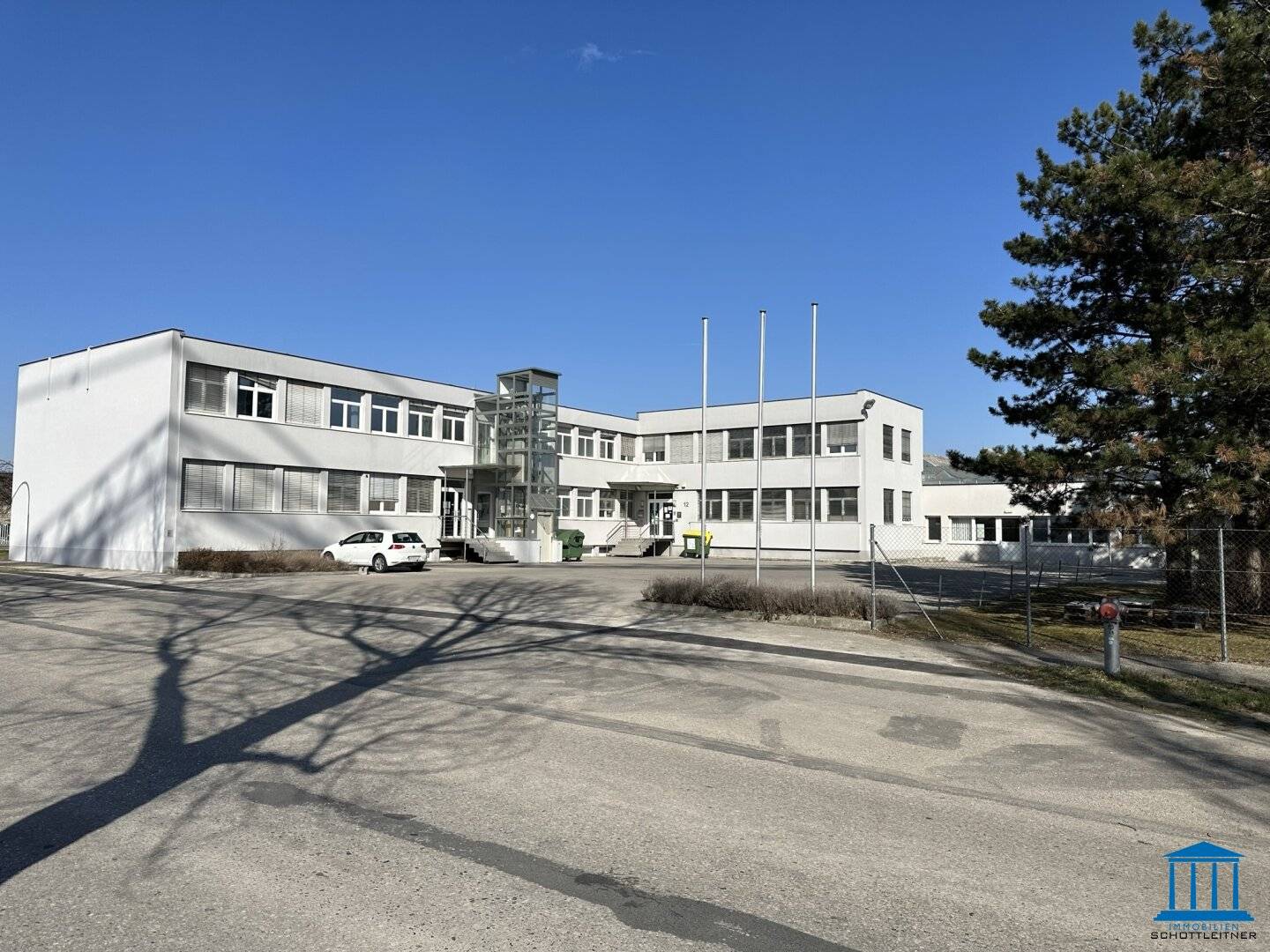 TEILANMIETUNG möglich / Neuwertige, barrierefreie Gewerbeflächen mit eigenem Parkplatz-Areal - Variante EG mit OG und UG