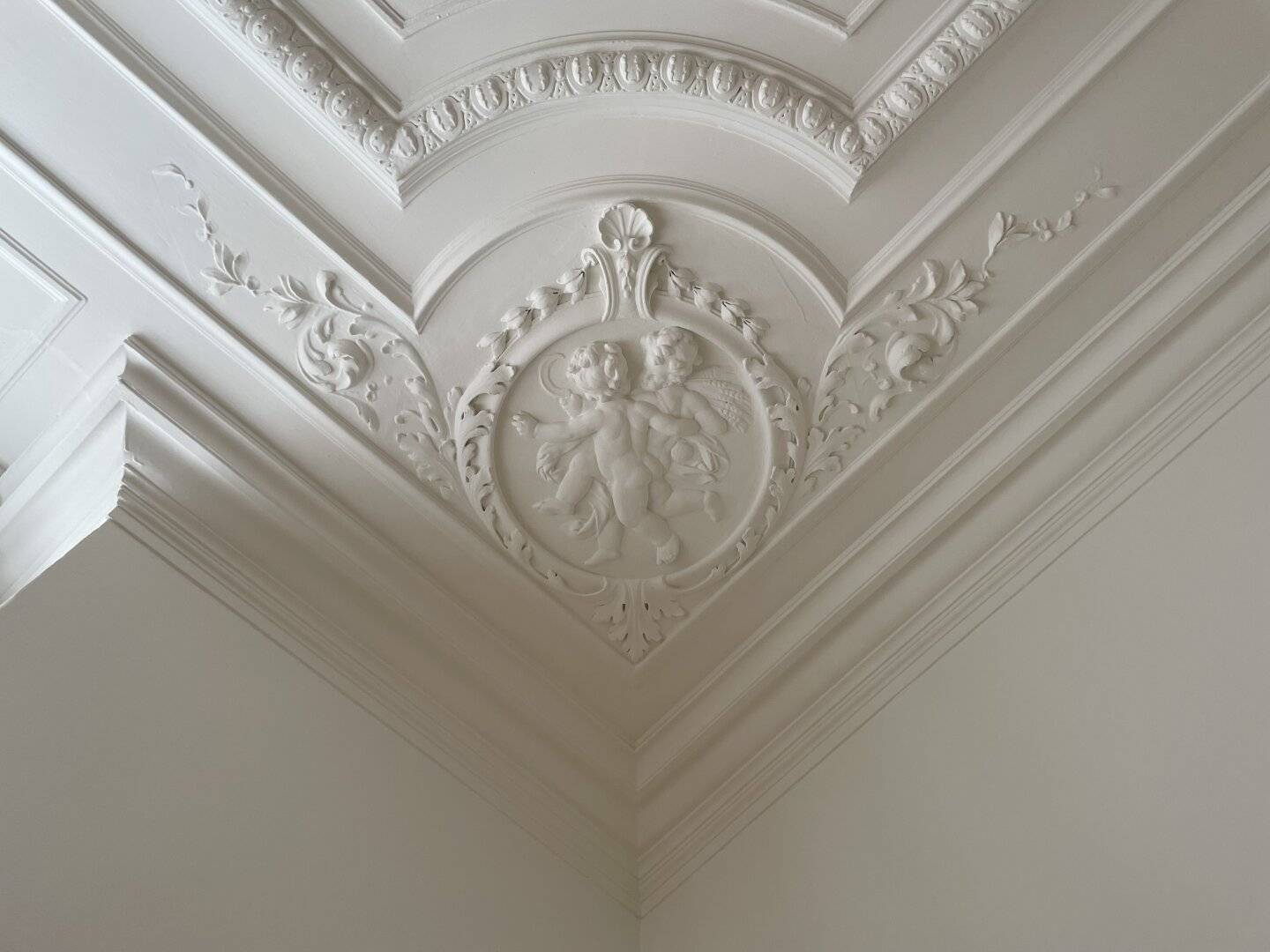 UNBEFRISTET: Klimatisierte, traumhafte Altbauwohnung in prominenter Lage / UNLIMITED: Air-conditioned, gorgeous apartment in a historic building in a prime location