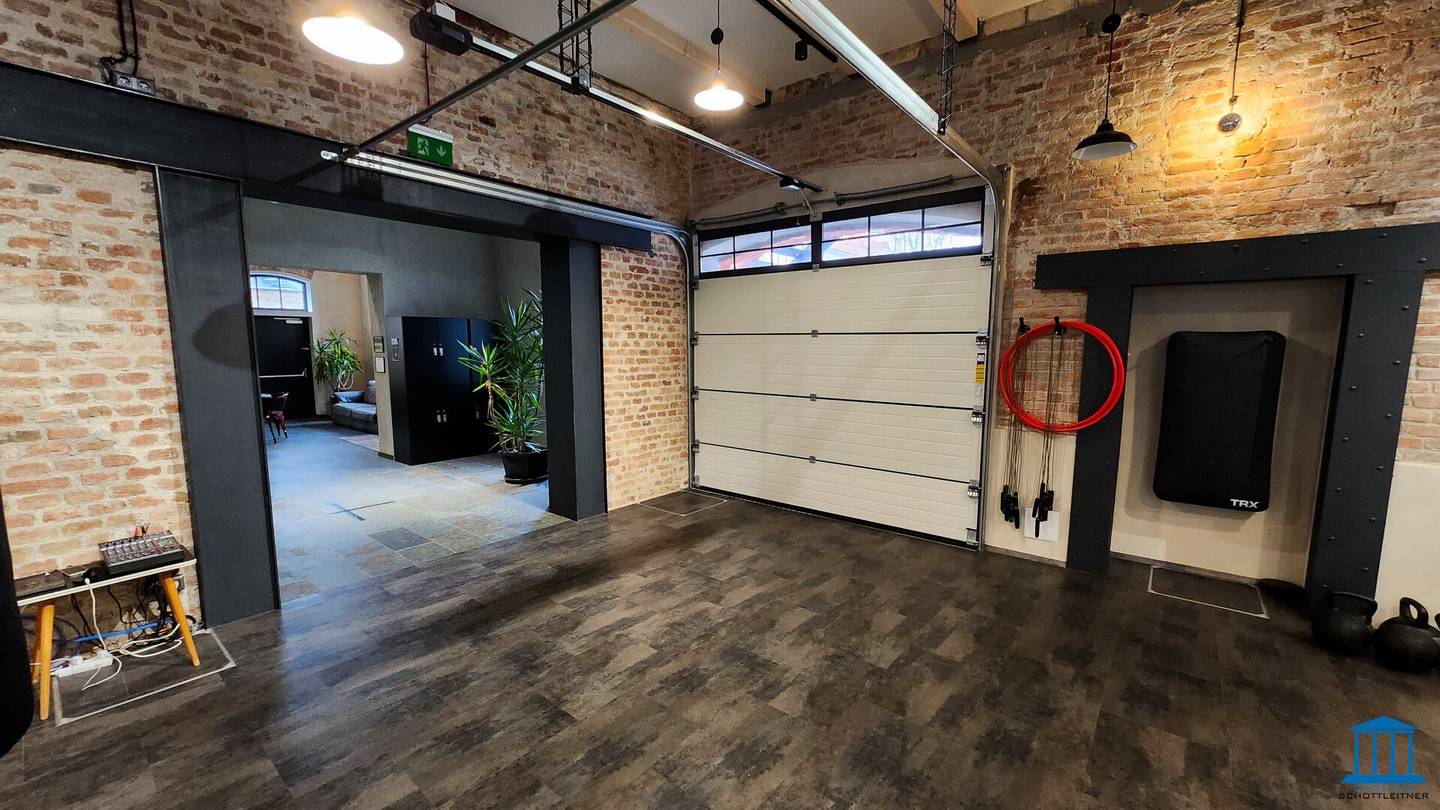 Modernes (Großraum-) Büro im LOFT-Stil mit großzügigem Parkplatz-Areal