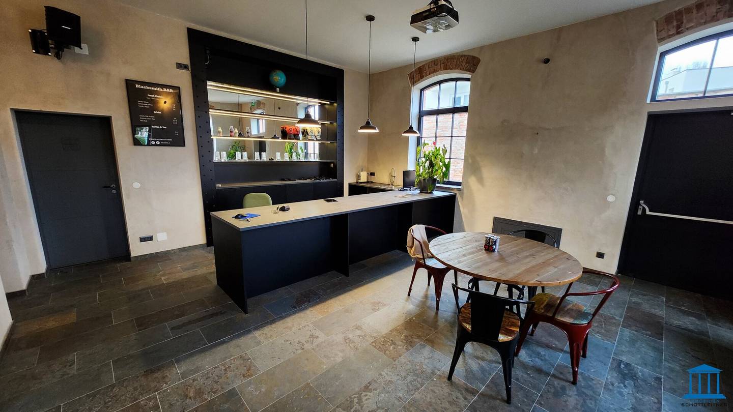 Modernes (Großraum-) Büro im LOFT-Stil mit großzügigem Parkplatz-Areal