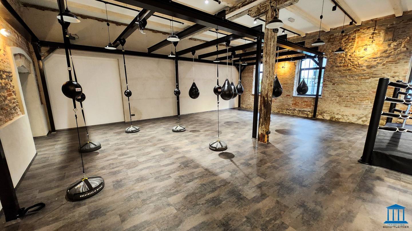 Einzigartiges LOFT-Studio mit eigenem Parkplatz-Areal