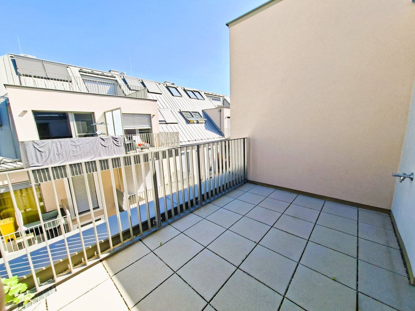 Attraktive Vorsorgewohnung: Helle 3-Zimmer-Dachgeschosswohnung mit Terrasse in Ruhelage – Top-Anbindung U1 Kagraner Platz, Nähe Alte Donau & Donauzentrum!