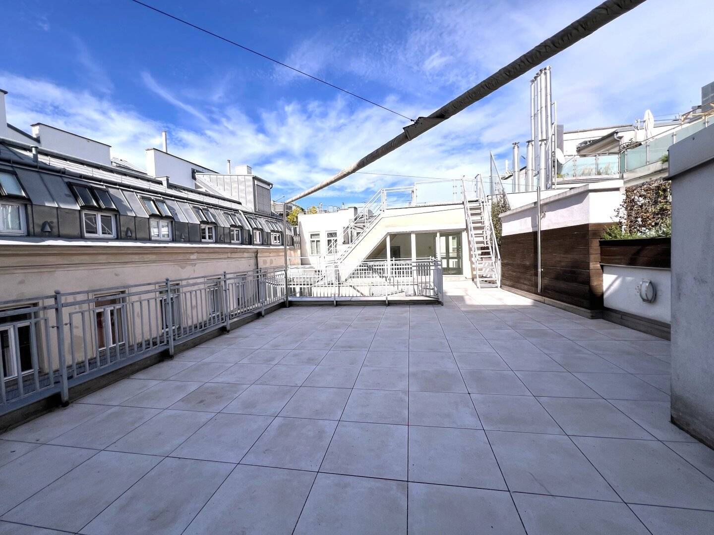 Klimatisierte 5-Zimmerwohnung mit 72 m² Terrasse am Kohlmarkt / Air conditioned 5-room flat with 72 m² terrace on Kohlmarkt