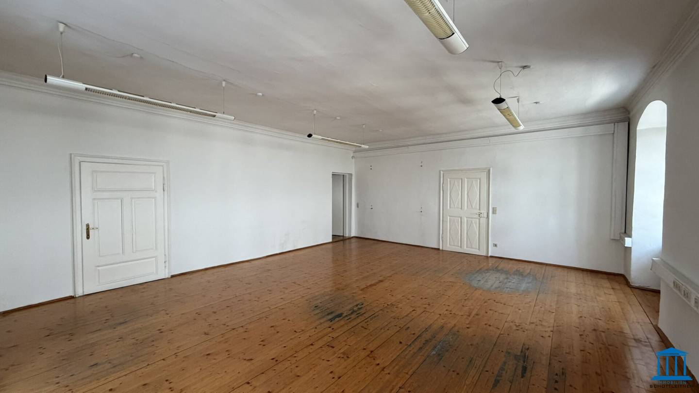 Charmantes Büro mit ALTBAU-Charakter in bester Innenstadtlage – PARKPLATZ-Option(en) im Innenhof!